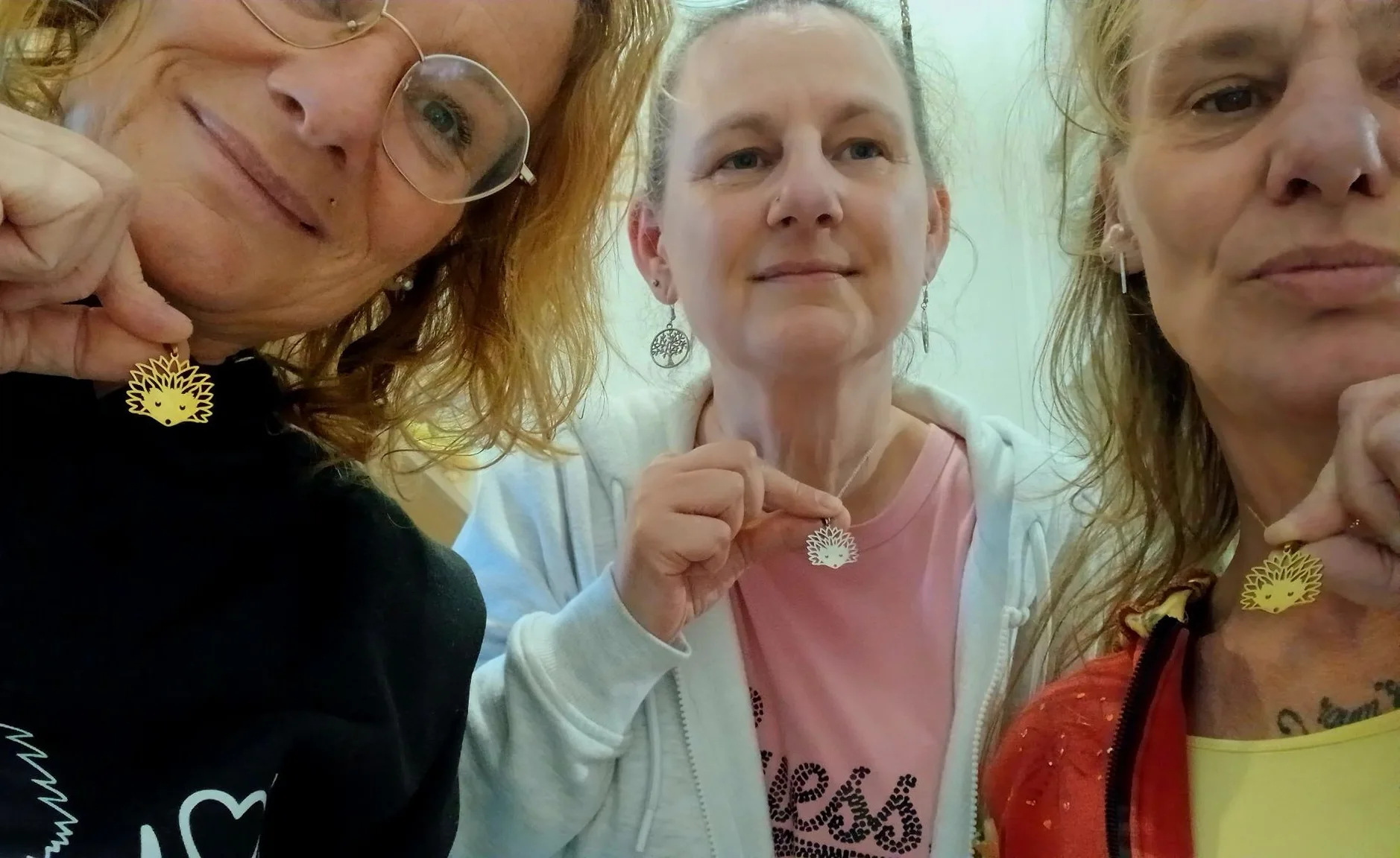 Femmes de la famille portant le collier Niglo — Maison Niglo